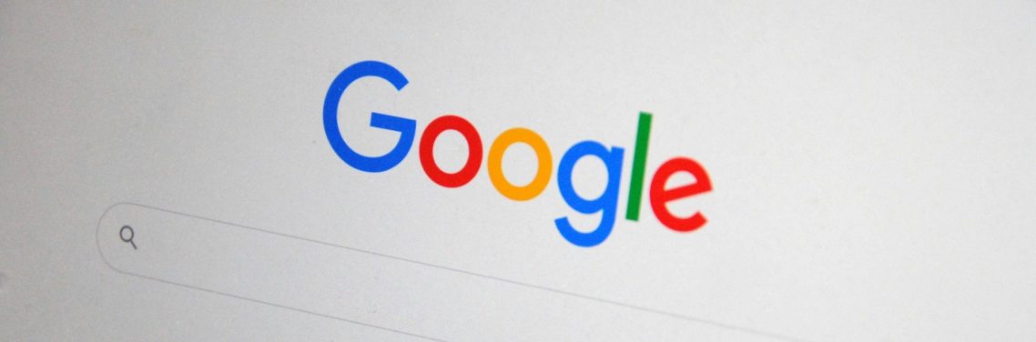Google-Suchmaschine Startseite mit leeren Suchfeld und farbigen Logos.